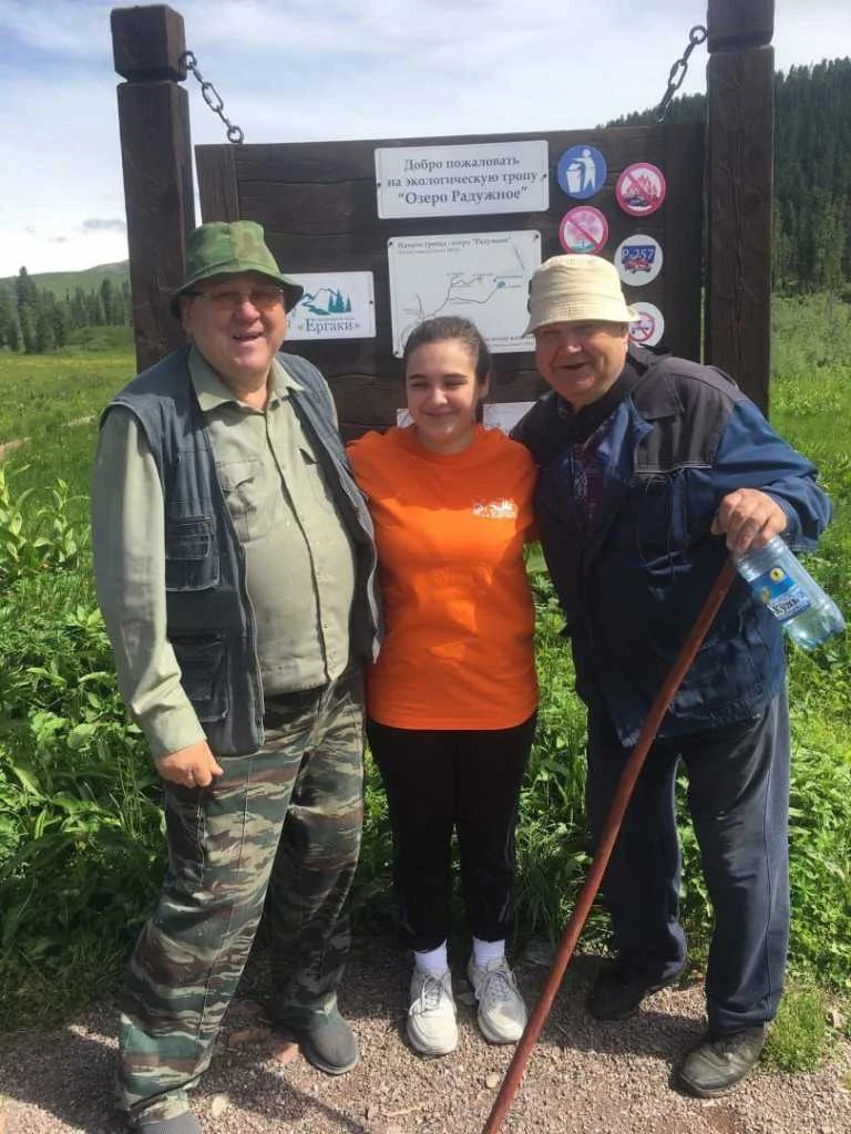 Волонтёр с посетителями парка Волонтер с посетителями парка.jpeg