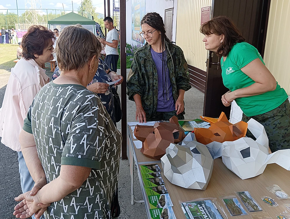 Дирекция парка на юбилее в поселке Танзыбей.jpg Дирекция парка на юбилее в поселке Танзыбей.jpg