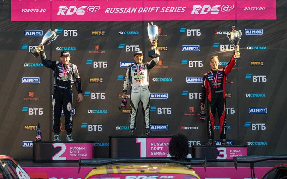 На первом и третьем ступенях подиума - пилоты красноярской команды RDS GP Igora Drive 6.jpg