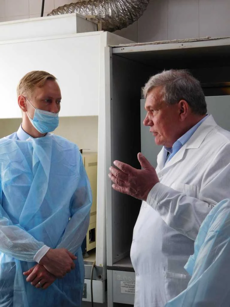 Илья Васильев (слева) и Александр Агапов в лаборатории рефцентра DSCN1418.JPG