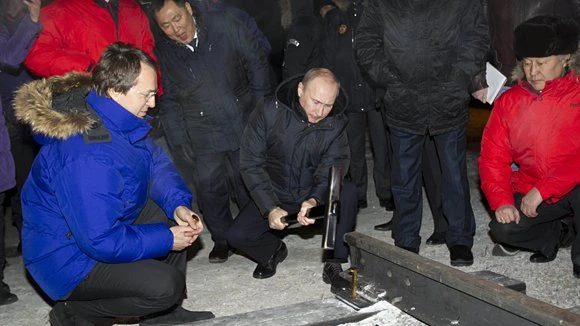 Путин даёт старт строительству железной дороги (2011) 1324352053_putin-shv.jpg