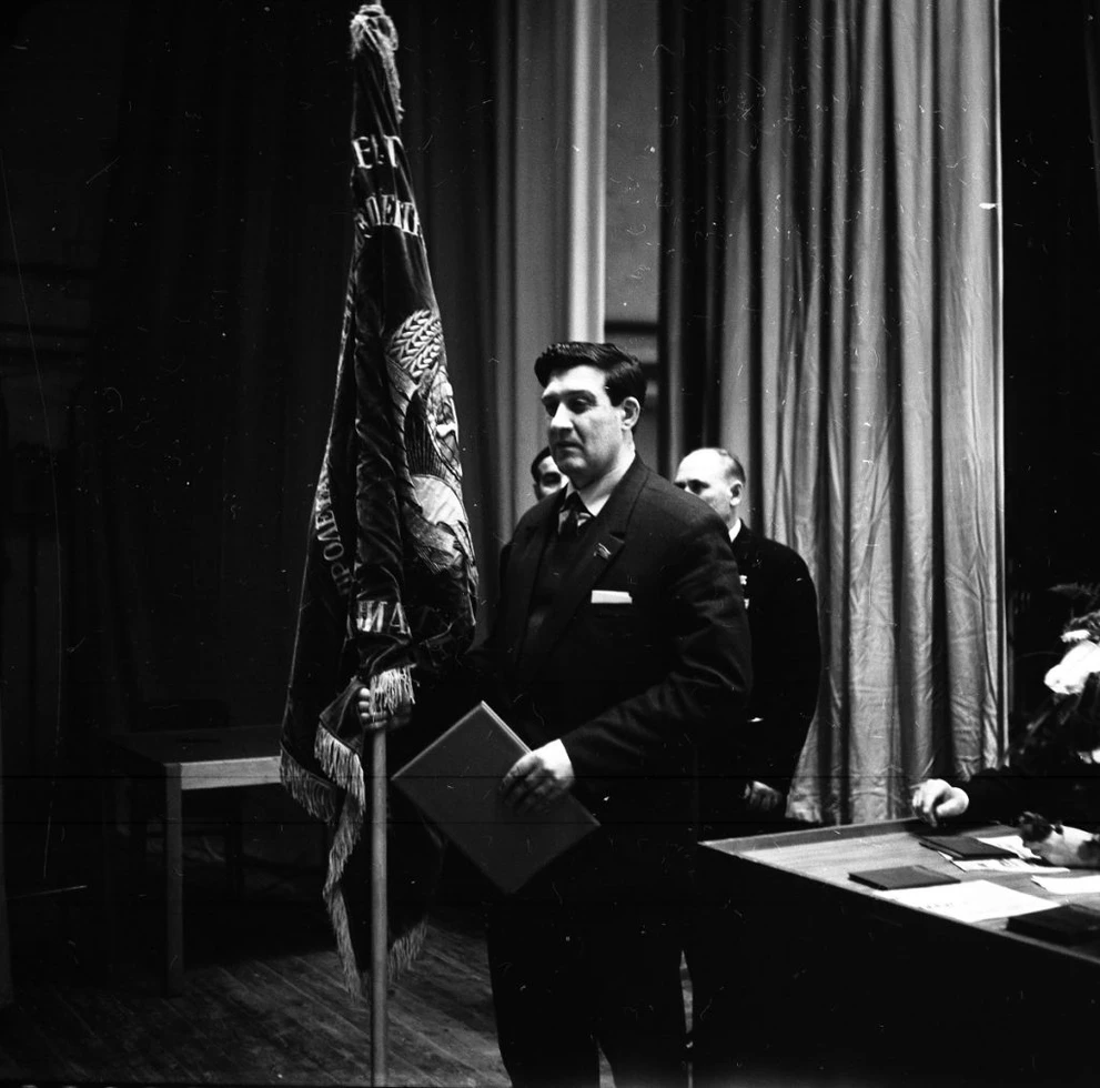 1968-noyabr_vruchenie-znameni-nk-u-znamya-dolgih_chin-mo-czaj_№-171-52-3-1024x1013.jpg