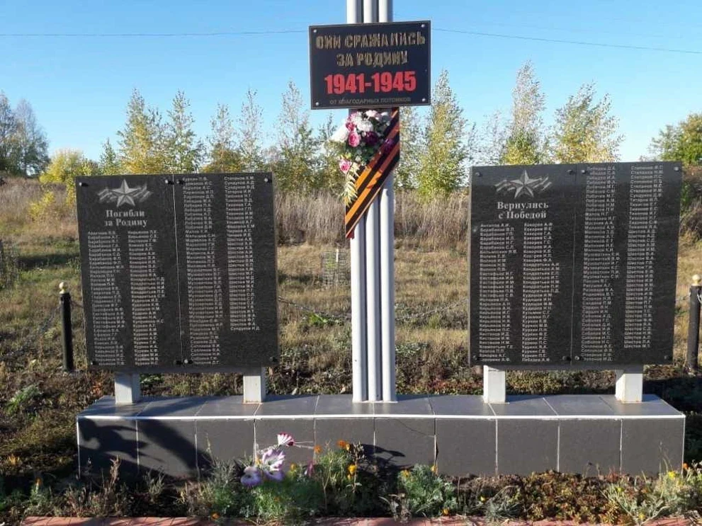 Обелиск День Победы в Алексеевке.jpg