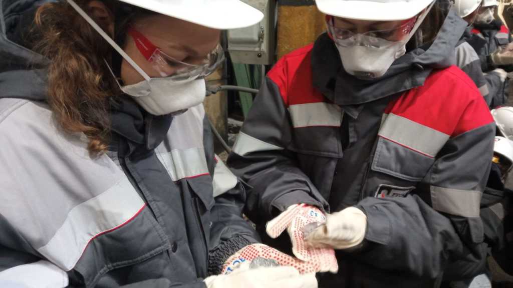 Студенты заинтересовались продукцией.jpg Студенты заинтересовались продукцией.jpg