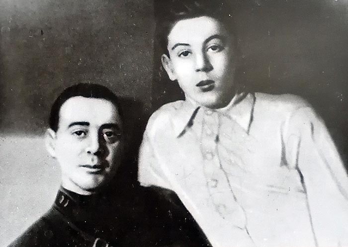 Павел Аллилуев (слева) и Василий Сталин.jpg