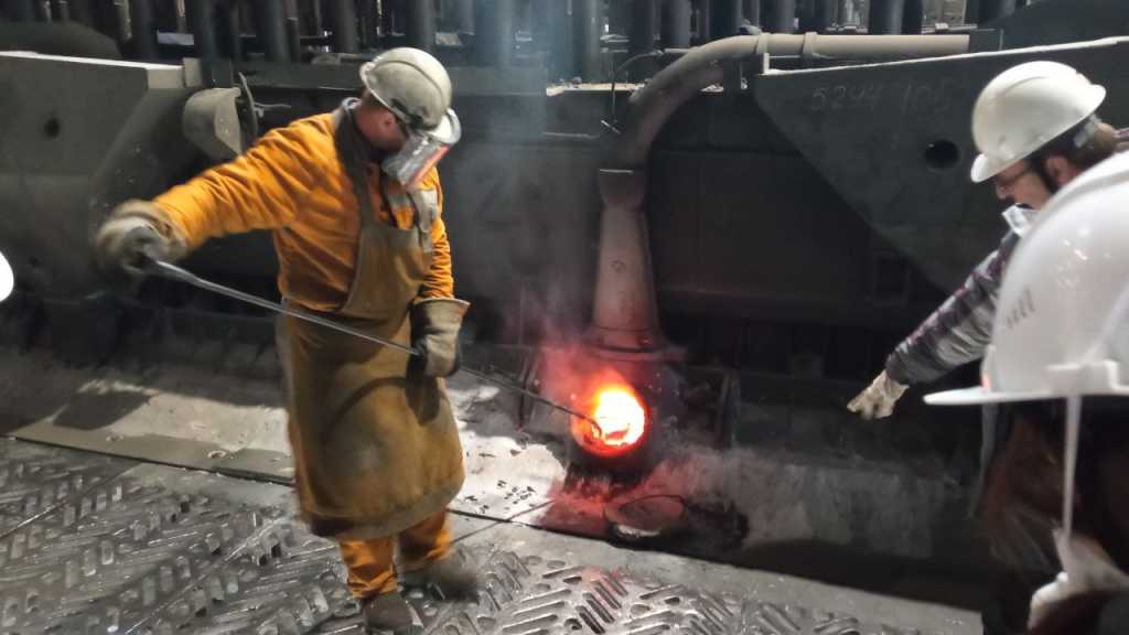 Жидкий алюминий.jpg Жидкий алюминий.jpg