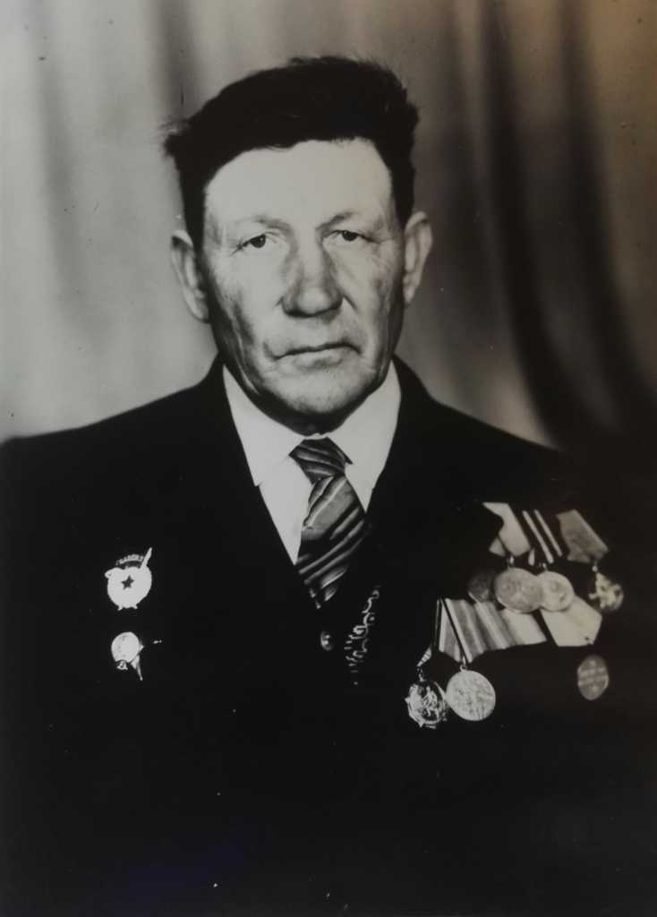 Отец Иван Тимофеевич с орденами и медалями.jpg